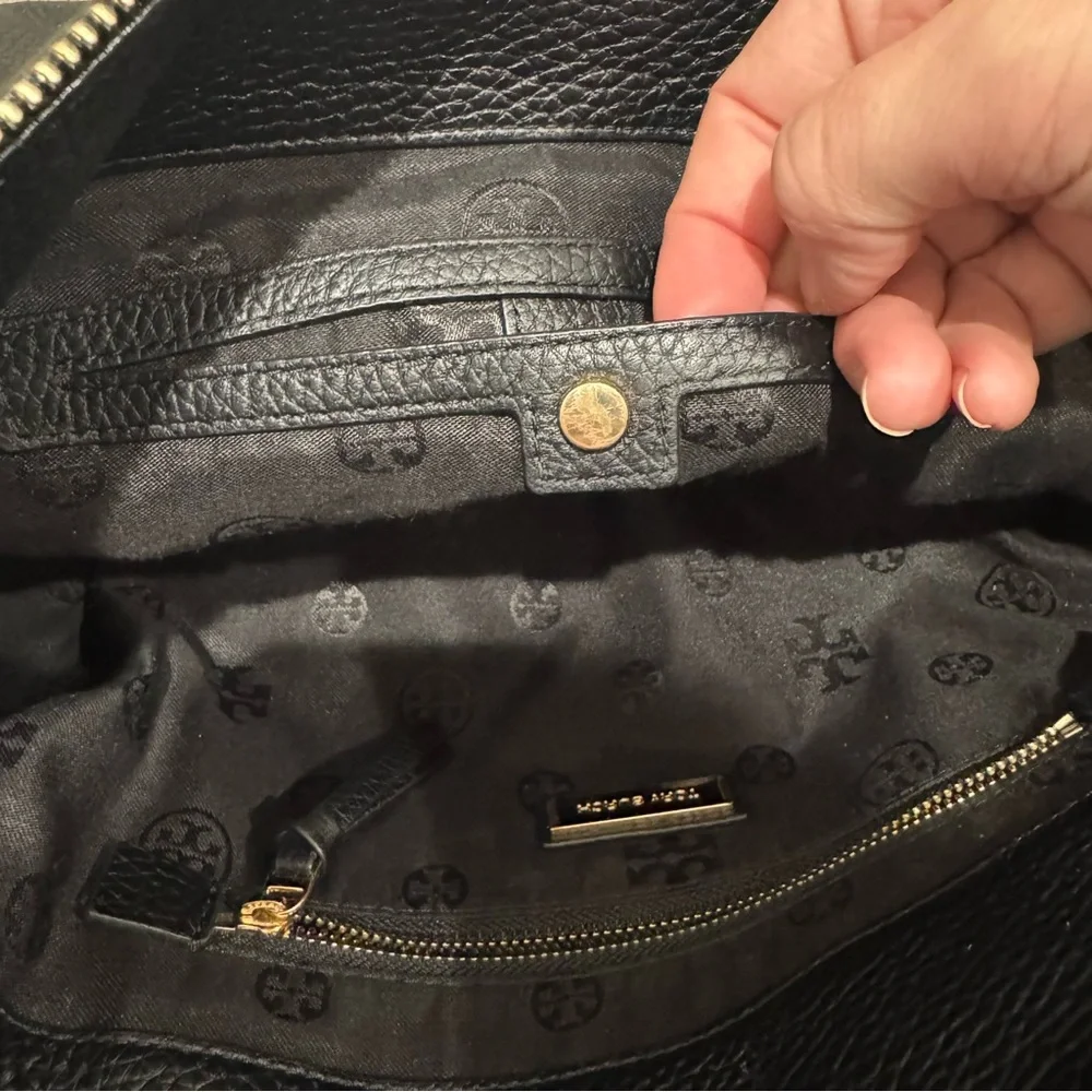 Tory Burch Taylor Logo Large Pebble Black Leather Hobo Shoulder Bag